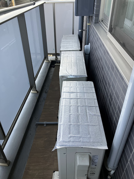 ベランダに並ぶ室外機。裏の配管まわりは手が届かない