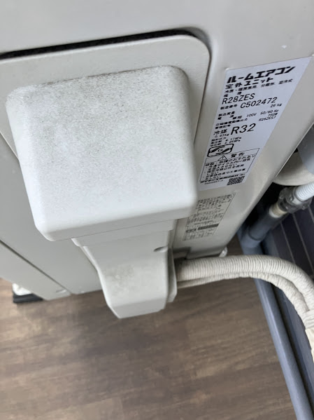 室外機まわりにたまったホコリ